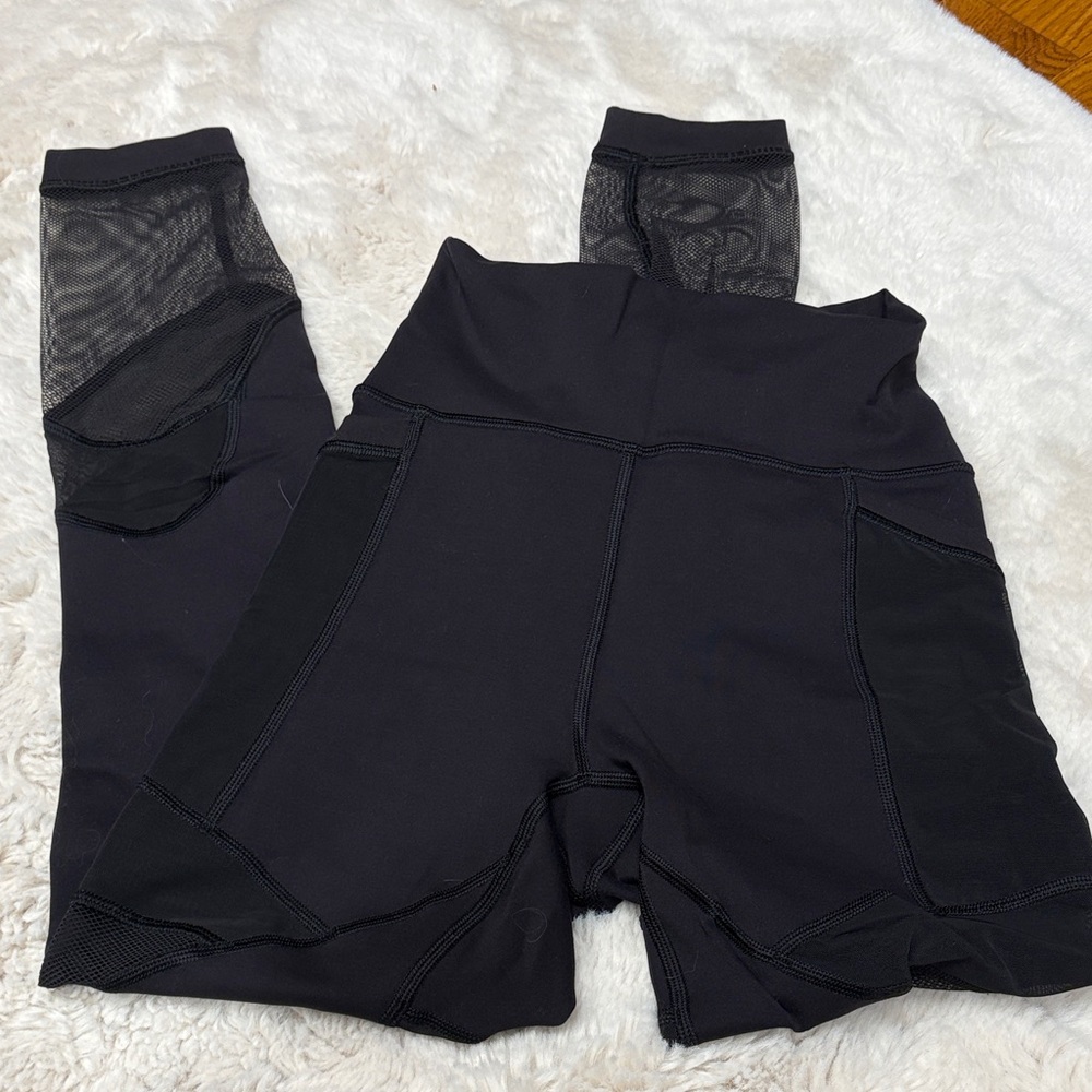 Lululemon Leggings with Mesh Panels and Pockets